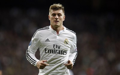 雷速电竞-凯恩赛后冰敷膝盖